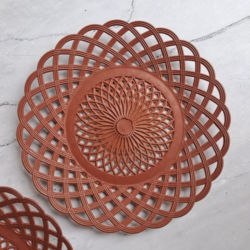 Pekanbaru Piring Rotan Plastik Anyaman Warna Coklat Per Pcs
