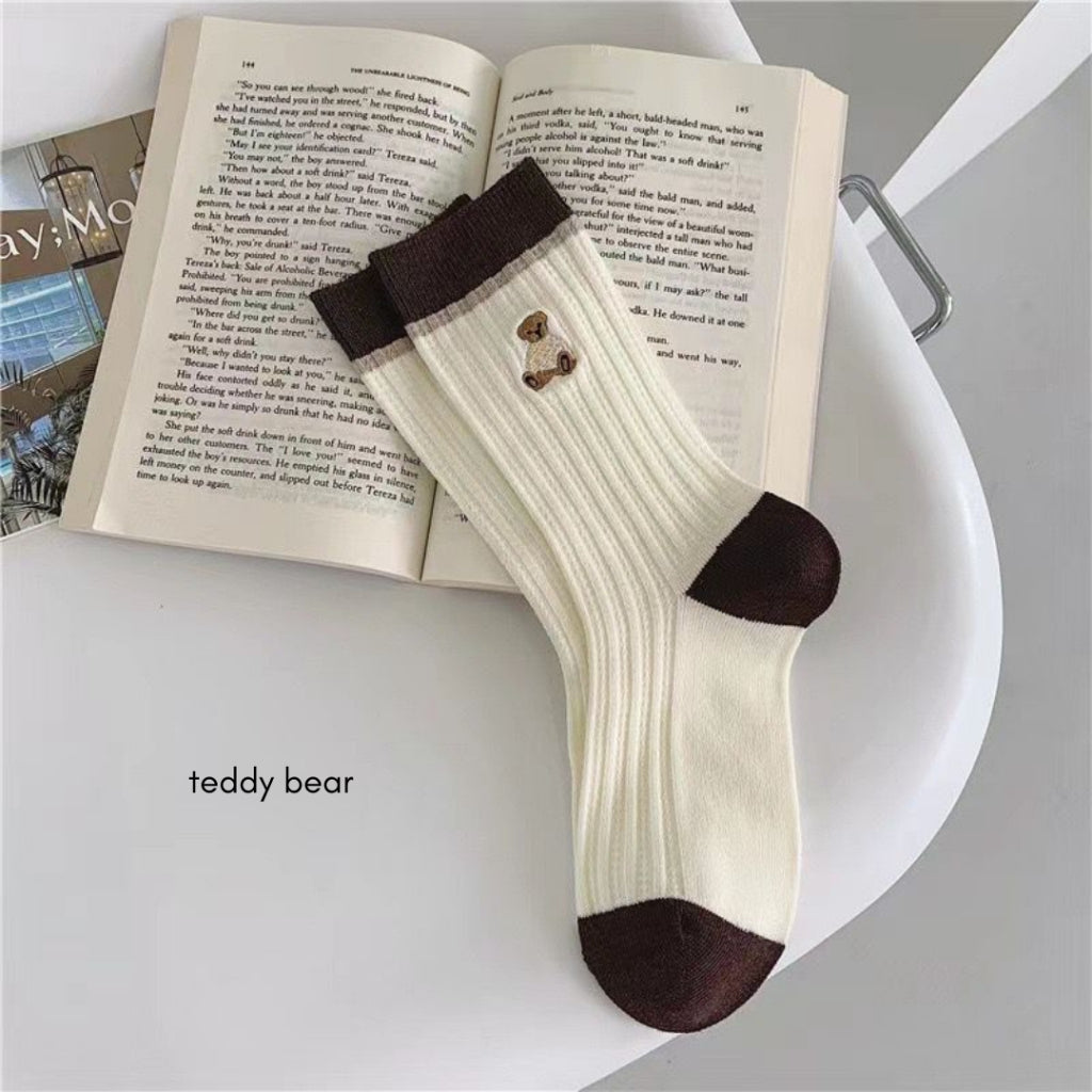 Pekanbaru Kaos Kaki Panjang Hitam Putih Cream Garis Horizontal Line Long Socks Black White Korean