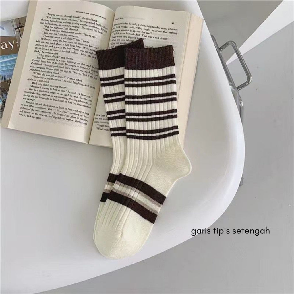 Pekanbaru Kaos Kaki Panjang Hitam Putih Cream Garis Horizontal Line Long Socks Black White Korean