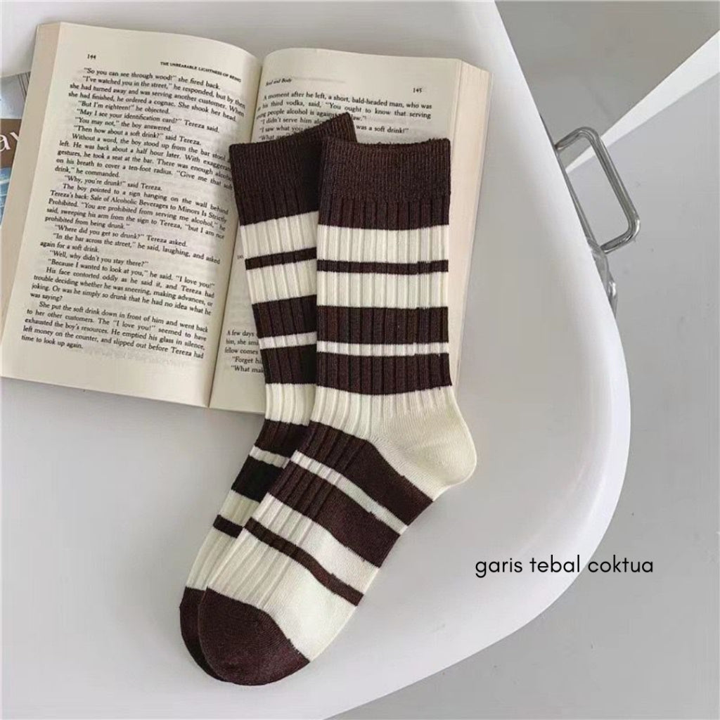 Pekanbaru Kaos Kaki Panjang Hitam Putih Cream Garis Horizontal Line Long Socks Black White Korean