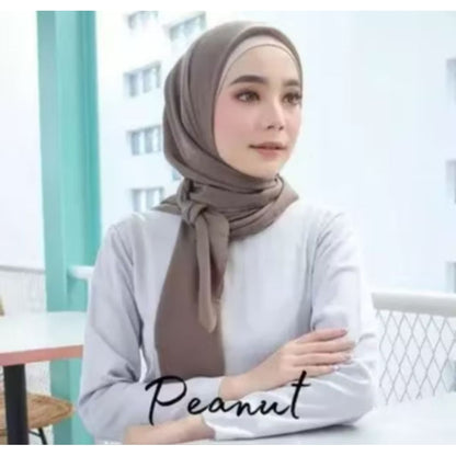 Pekanbaru Jilbab bella square berbahan polly cotton dengan ukuran 110 cm x 110 cm