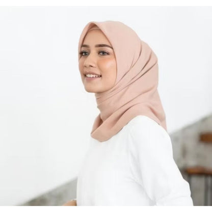 Pekanbaru Jilbab bella square berbahan polly cotton dengan ukuran 110 cm x 110 cm