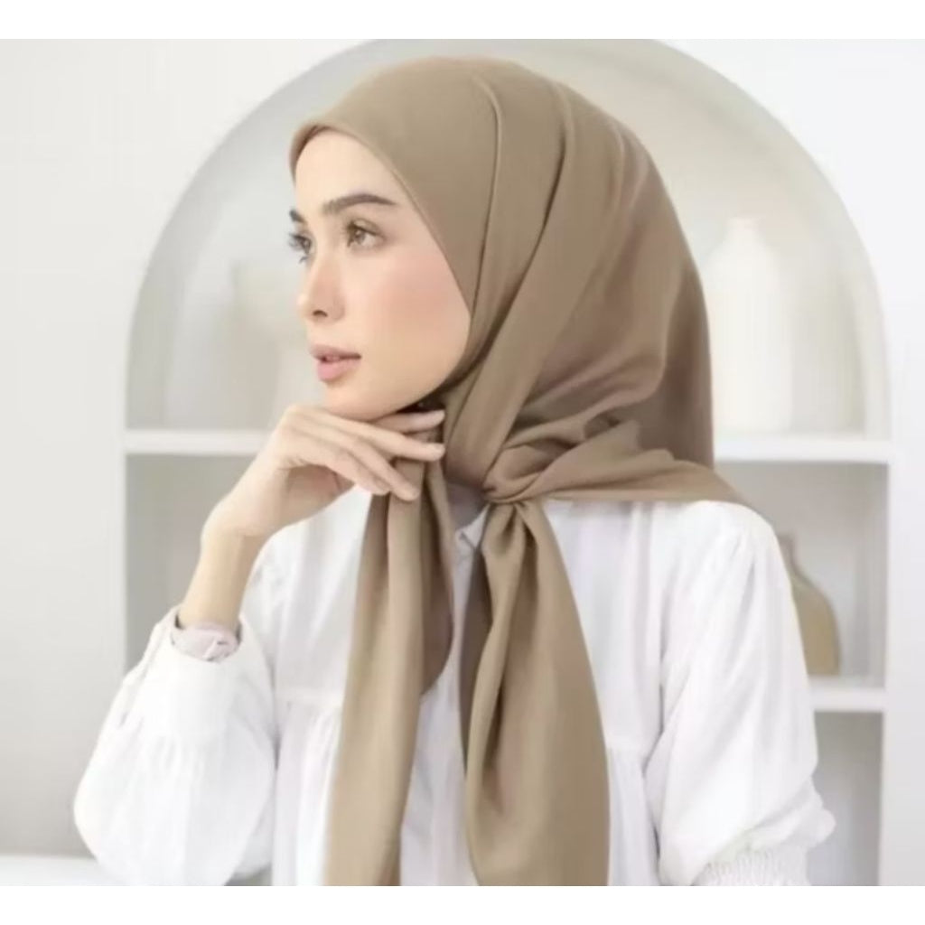 Pekanbaru Jilbab bella square berbahan polly cotton dengan ukuran 110 cm x 110 cm
