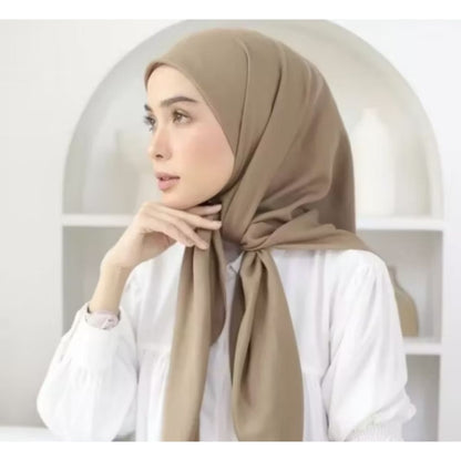 Pekanbaru Jilbab bella square berbahan polly cotton dengan ukuran 110 cm x 110 cm