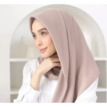 Pekanbaru Jilbab bella square berbahan polly cotton dengan ukuran 110 cm x 110 cm