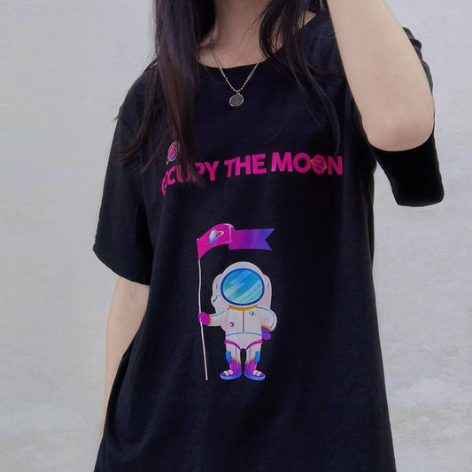 Pekanbaru Kaos Oversize Occupy The Moon Astronot Planet Bulan Bendera Saturnus Luar Angkasa Sablon Berkualitas Hitam Putih Pink T-shirt Couple Unisex Lembut Unik Korean Style